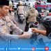 Wakapolda Jabar Bagikan Ribuan Takjil Untuk Pengendara Di Bandung