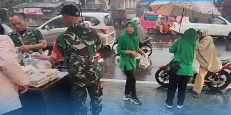 Berkah Ramadhan, Kodim 0607/ Kota Sukabumi Bagikan Takjil Gratis Kepada Pengendara