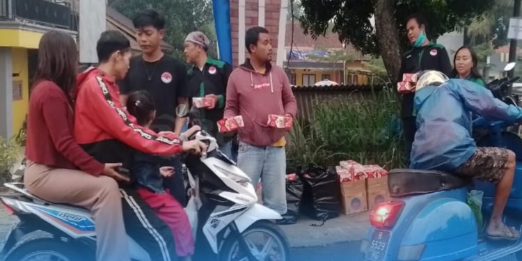 Yayasan Jurnalis Langkah Terarah Tim Jorelat Menebar Kebaikan Lewat Berbagi Takjil