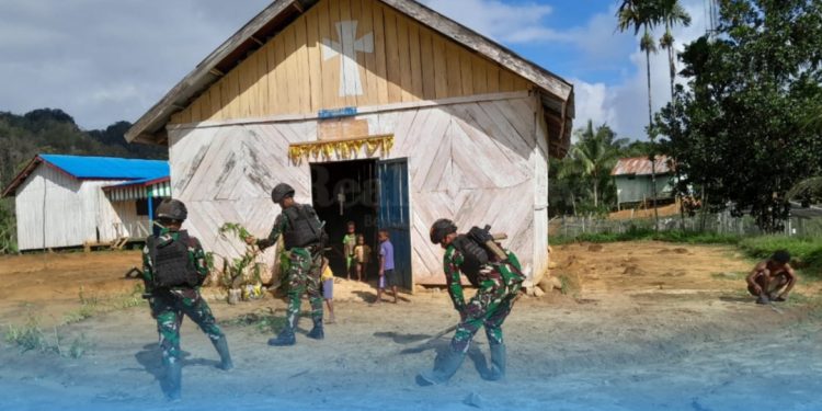 Sambut Hari Paskah, Satgas Yonif 310/KK Ajak Warga Bersihkan Gereja St. Yohanes