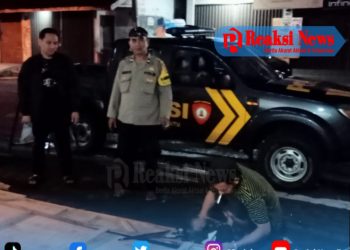 Personil Polsek Lembursitu Selalu Hadir Di Tengah Masyarakat Dalam Kegiatan Patroli Subuh Dengan Memberikan Himbauan Kamtibmas