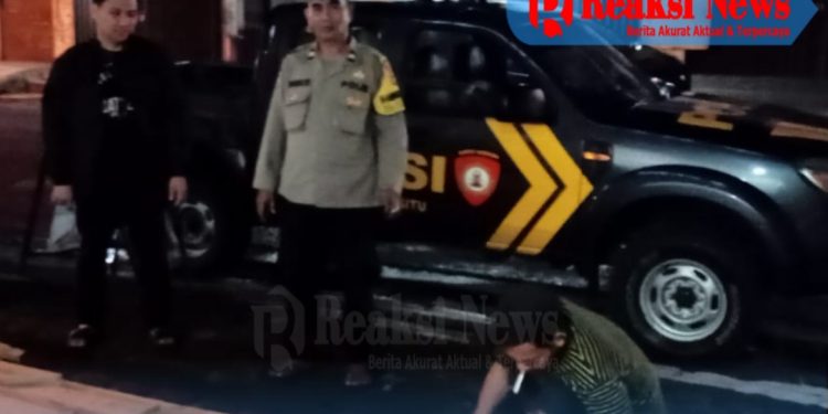 Personil Polsek Lembursitu Selalu Hadir Di Tengah Masyarakat Dalam Kegiatan Patroli Subuh Dengan Memberikan Himbauan Kamtibmas