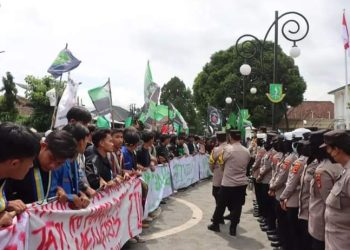 Pastikan Kondusif, Polres Sukabumi Kota Kawal Aksi Unras Ratusan Mahasiswa