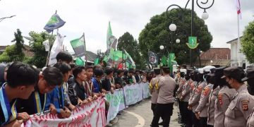 Pastikan Kondusif, Polres Sukabumi Kota Kawal Aksi Unras Ratusan Mahasiswa