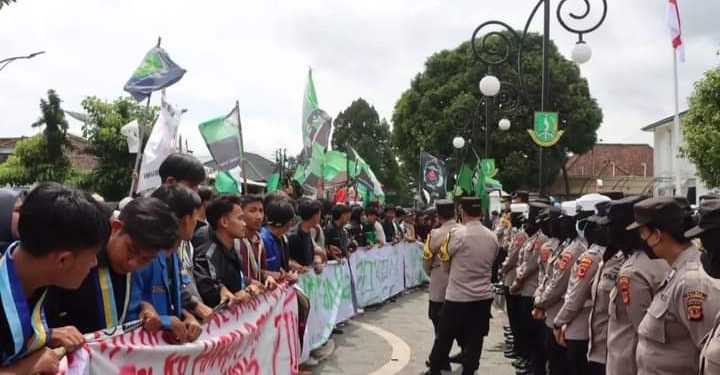 Pastikan Kondusif, Polres Sukabumi Kota Kawal Aksi Unras Ratusan Mahasiswa