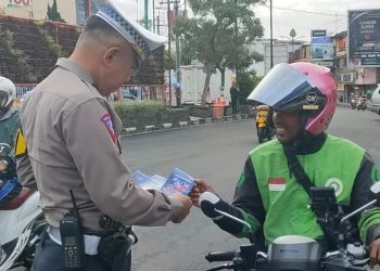 Tingkatkan Disiplin Berlalulintas, Polisi di Sukabumi Sebar Brosur Kamseltibcarlantas