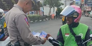 Tingkatkan Disiplin Berlalulintas, Polisi di Sukabumi Sebar Brosur Kamseltibcarlantas