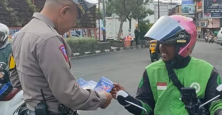 Tingkatkan Disiplin Berlalulintas, Polisi di Sukabumi Sebar Brosur Kamseltibcarlantas