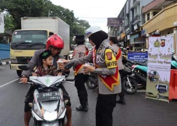 Polres Sukabumi Kota Bagikan Ratusan Takjil Jelang Buka Puasa