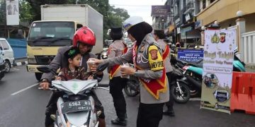 Polres Sukabumi Kota Bagikan Ratusan Takjil Jelang Buka Puasa