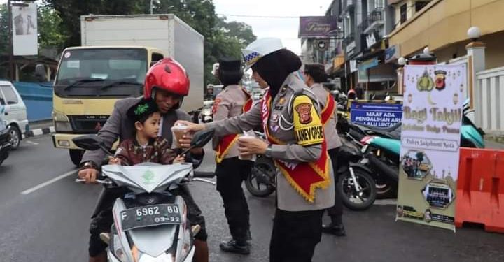 Polres Sukabumi Kota Bagikan Ratusan Takjil Jelang Buka Puasa