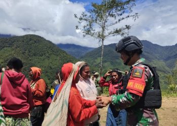Penuhi Kebutuhan Sandang, Satgas Yonif 310/KK Bagikan Pakaian Untuk Warga Pedalaman Papua