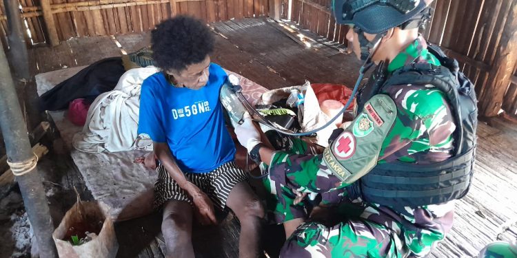 Tanggap Malaria, Bentuk Responsif Satgas Yonif 310/KK Obati Mama Di Pedalaman Papua