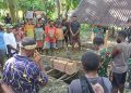 Ringankan Duka Warga, Satgas Yonif 310/KK Bantu Pemakaman Anak Balita