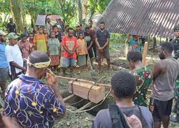 Ringankan Duka Warga, Satgas Yonif 310/KK Bantu Pemakaman Anak Balita