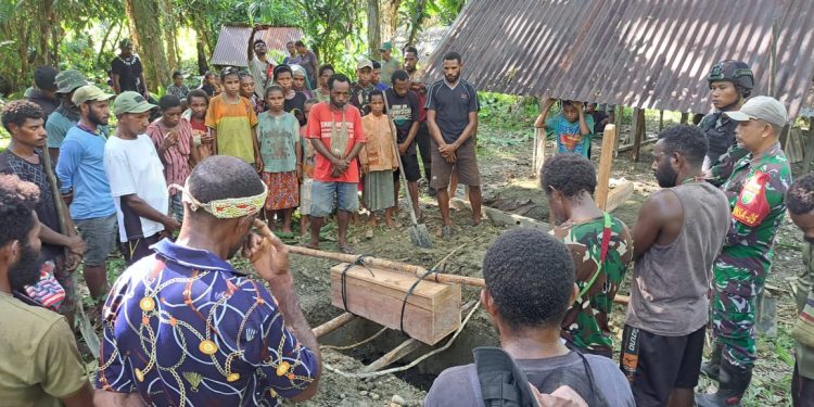 Ringankan Duka Warga, Satgas Yonif 310/KK Bantu Pemakaman Anak Balita