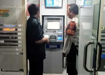 Pantau Dan Cek Mesin ATM Oleh PS Kanit Samapta Dan Bhabinkamtibmas Polsek Lembursitu
