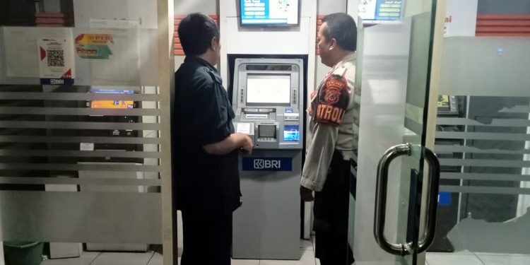 Pantau Dan Cek Mesin ATM Oleh PS Kanit Samapta Dan Bhabinkamtibmas Polsek Lembursitu