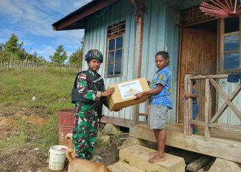 Terus Tunjukan Kepedulian Untuk Atasi Kesulitan Ekonomi, Satgas Yonif 310/KK Berikan Bansos Bagi Warga Perbatasan