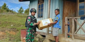 Terus Tunjukan Kepedulian Untuk Atasi Kesulitan Ekonomi, Satgas Yonif 310/KK Berikan Bansos Bagi Warga Perbatasan