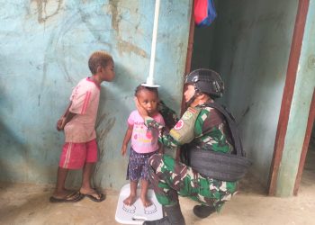 Jamin Tumbuh Kembang Balita, Satgas Yonif 310/KK Gelar Posyandu Di Perbatasan RI-PNG