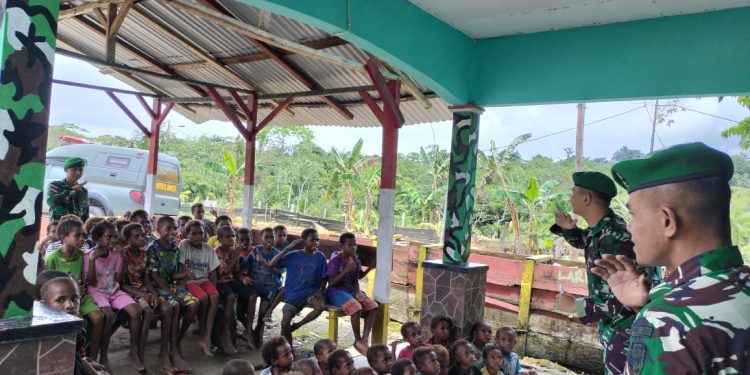Keceriaan Dan Kegembiraan Anak-Anak Papua Saat Satgas Yonif 310/KK Ajak Belajar Sambil Bermain