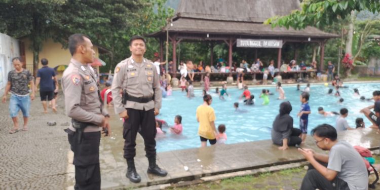 Patroli Tempat Wisata, Anggota Samapta Polsek Lembursitu Sampaikan Himbauan Kamtibmas