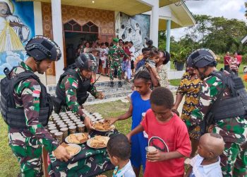 Pendeta Onesimus Kaget Banyak Tentara Diluar Gereja, Ini Yang Dilakukan Satgas Yonif 310/KK