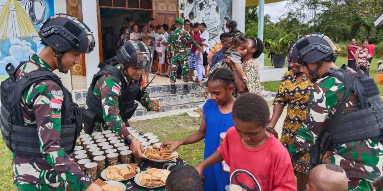 Pendeta Onesimus Kaget Banyak Tentara Diluar Gereja, Ini Yang Dilakukan Satgas Yonif 310/KK