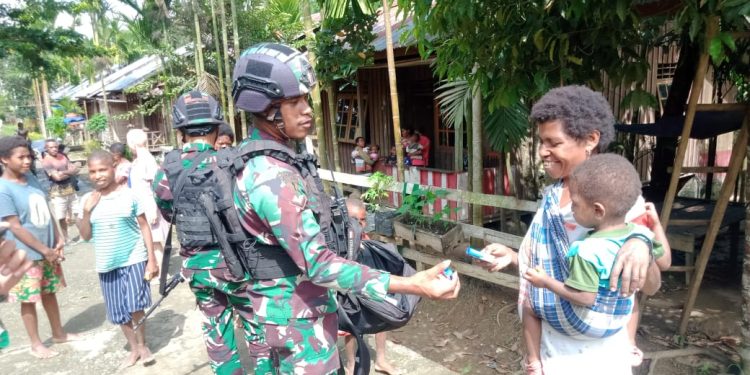 Satgas Yonif 310/KK Bagikan Sabun Mandi, Untuk Dukung Kesehatan Warga Di Perbatasan