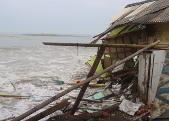 Ombak Tinggi Menerjang Kawasan Pesisir Pelabuhan Ratu, Hingga Warga Mengungsi
