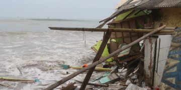 Ombak Tinggi Menerjang Kawasan Pesisir Pelabuhan Ratu, Hingga Warga Mengungsi