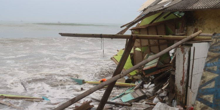 Ombak Tinggi Menerjang Kawasan Pesisir Pelabuhan Ratu, Hingga Warga Mengungsi