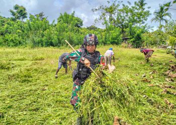 Peduli Kebersihan Lingkungan Gereja, Satgas Yonif 310/KK Bersama Warga Lakukan Karya Bakti