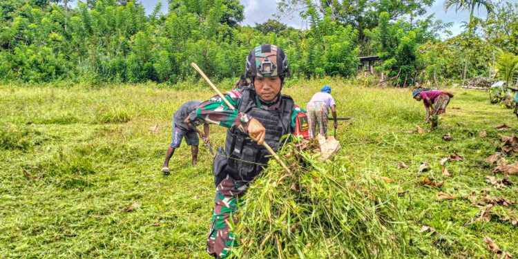Peduli Kebersihan Lingkungan Gereja, Satgas Yonif 310/KK Bersama Warga Lakukan Karya Bakti