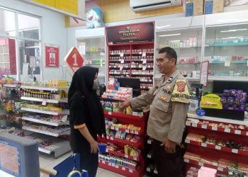 Anggota Bhabinkamtibmas Sambang Karyawan Alfamart dan Indomaret Beri Himbauan Kamtibmas