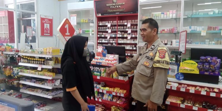 Anggota Bhabinkamtibmas Sambang Karyawan Alfamart dan Indomaret Beri Himbauan Kamtibmas