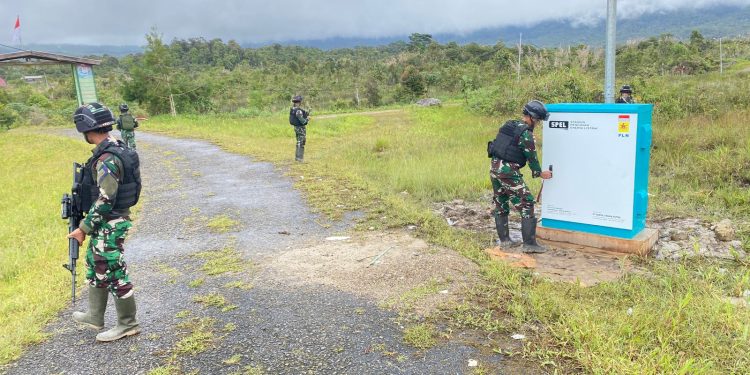 Satgas Yonif 310/KK Terangi Pedalaman Papua Dengan Teknologi SPEL, APDAL dan IRAS