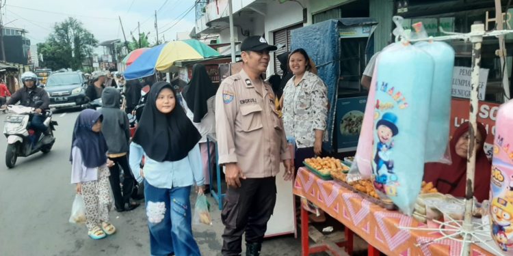 Datangi Warga Langsung, Babinkamtibmas Berikan Himbauan Kamtibmas