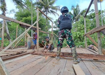 Kehadirannya Sangat Dirasakan, Satgas Yonif 310/KK Bantu Bangun Rumah Warga Di Perbatasan