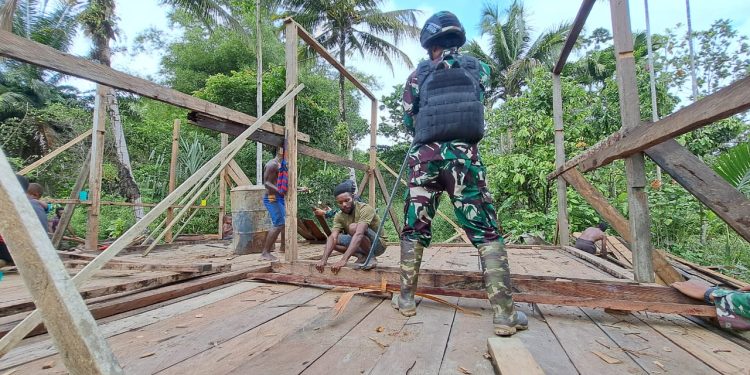 Kehadirannya Sangat Dirasakan, Satgas Yonif 310/KK Bantu Bangun Rumah Warga Di Perbatasan