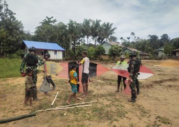 Satgas Yonif 310/KK Ajarkan Anak-Anak Pedalaman Papua Bermain Dan Membuat Layang-Layang