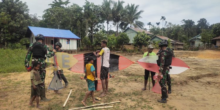 Satgas Yonif 310/KK Ajarkan Anak-Anak Pedalaman Papua Bermain Dan Membuat Layang-Layang