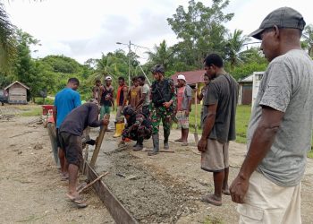 Satgas Yonif 310/KK Perbaiki Jalan Rusak Bersama Masyarakat Perbatasan