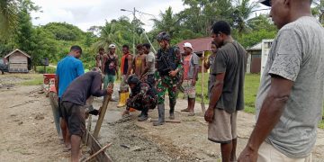 Satgas Yonif 310/KK Perbaiki Jalan Rusak Bersama Masyarakat Perbatasan