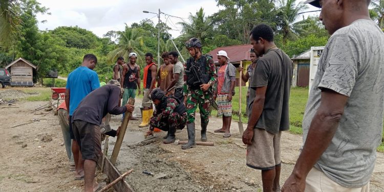 Satgas Yonif 310/KK Perbaiki Jalan Rusak Bersama Masyarakat Perbatasan