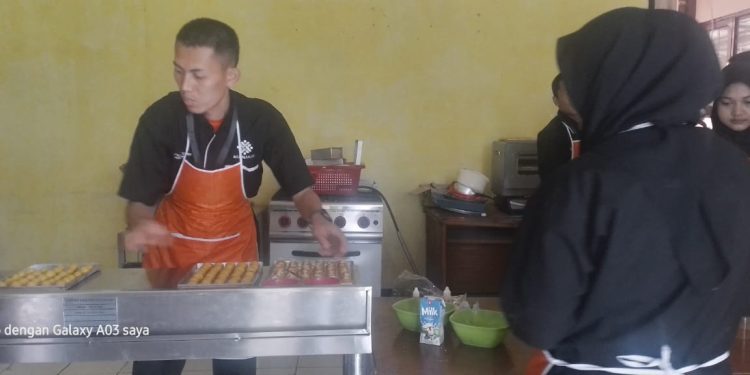 16 Peserta Mengikuti Pelatihan Berbasis Kompetensi Pembuat Roti Dan Kue