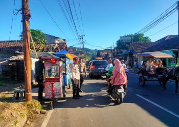 Jelang Buka Puasa, Polsek Lembursitu Tertibkan Arus Lalu Lintas Di Pasar Ramdhan