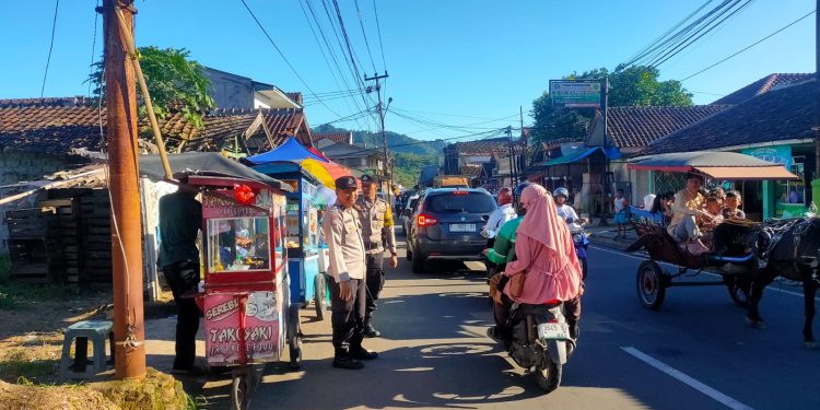 Jelang Buka Puasa, Polsek Lembursitu Tertibkan Arus Lalu Lintas Di Pasar Ramdhan