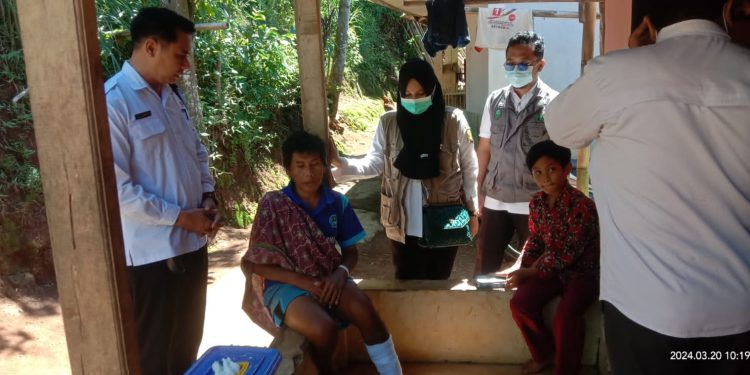 Kapus Bersama Tim Nakes PKM Girijaya Kunjung Pasutri Yang Sedang Sakit